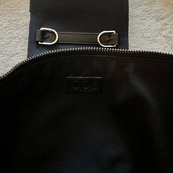 COS crossbody leather bag - Picture 7 of 7
